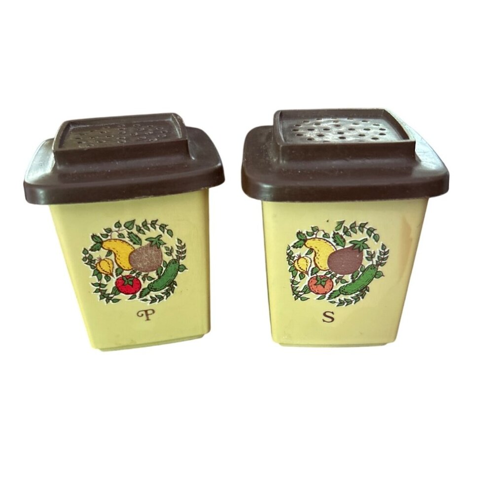 Vintage Sterilite Tan & Brown Salt & Pepper Shakers Set With Lid